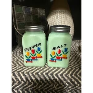 Jadite/mint tulip salt and peppers